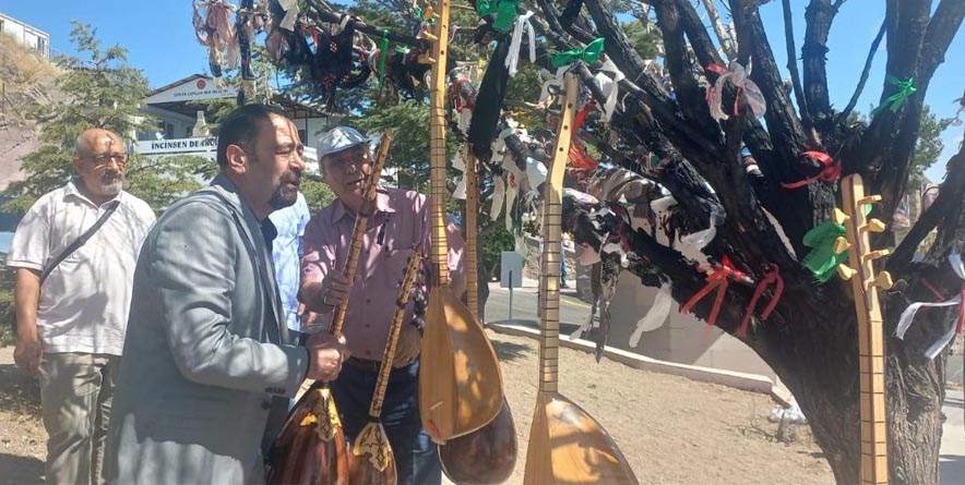 Ozanlar, yakılan dilek ağacına bağlamalarını asarak saldırıyı protesto etti